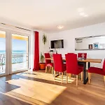 Five-bedroom In Novigrad *