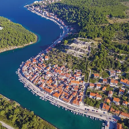 Five-bedroom In Novigrad *