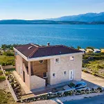Five-bedroom In Novigrad *