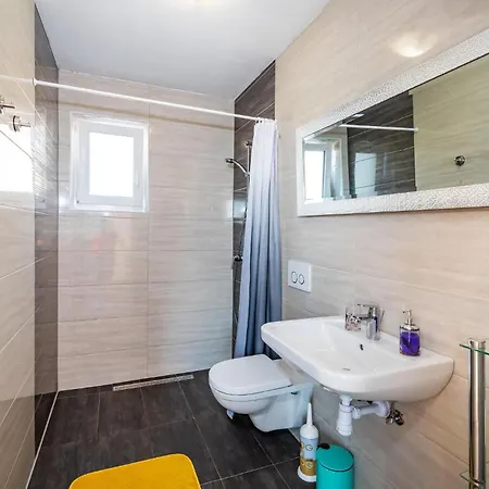 Five-bedroom In Novigrad