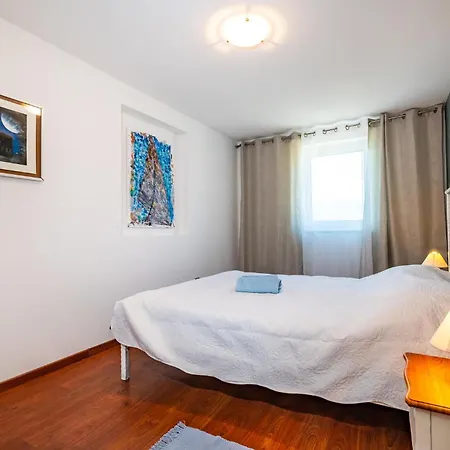 Five-bedroom In Novigrad