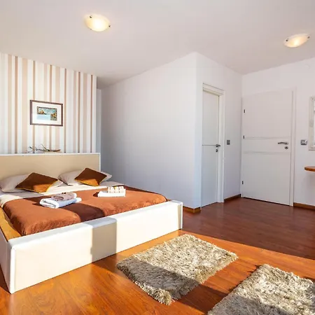 Ferienhaus Five-bedroom In Novigrad *