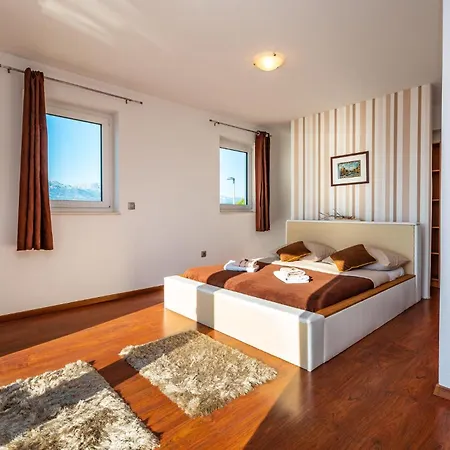 Five-bedroom In Novigrad Ferienhaus *