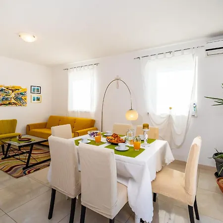 Five-bedroom In Novigrad