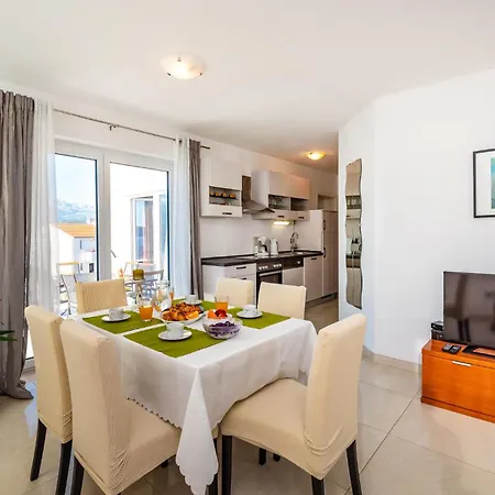 Five-bedroom In Novigrad