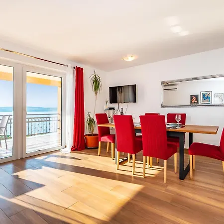 Five-bedroom In Novigrad *