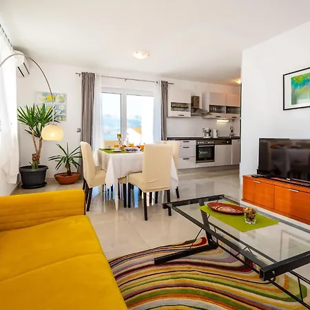 Five-bedroom In Novigrad Ferienhaus