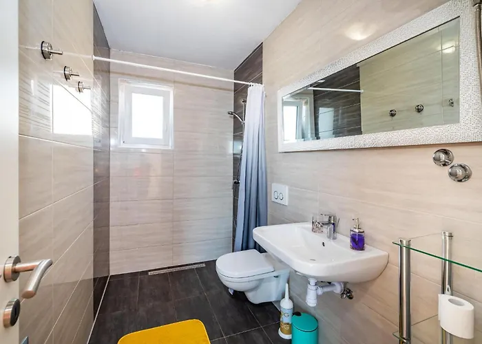 Five-bedroom In Novigrad