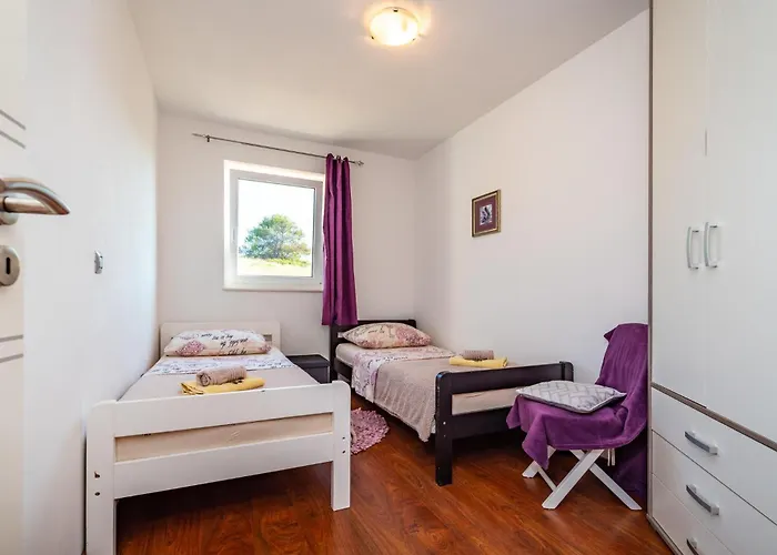 Five-bedroom In Novigrad Дом отдыха Новиград-Далмация