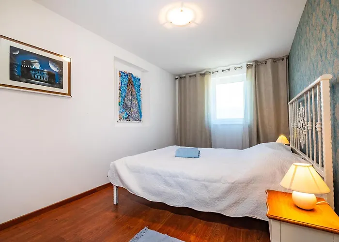 Five-bedroom In Novigrad