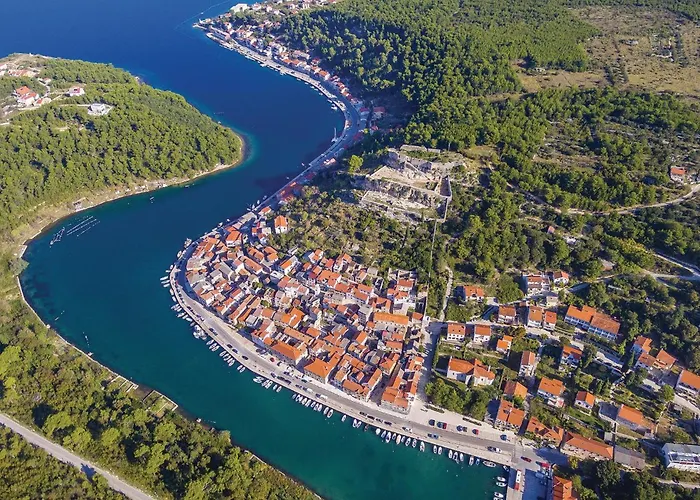 Five-bedroom In Novigrad *