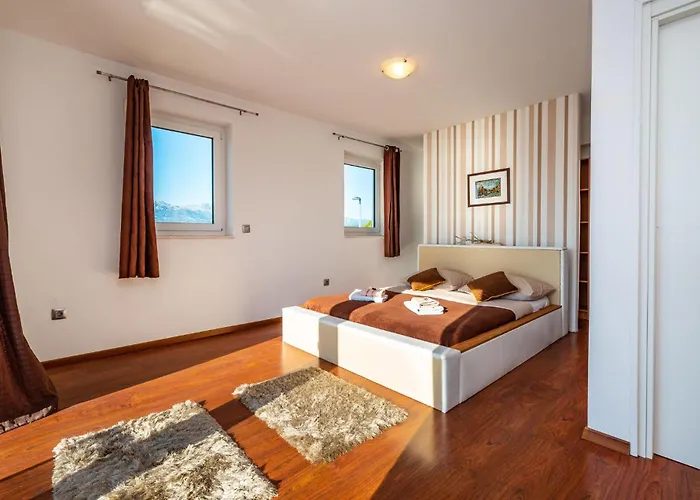 Five-bedroom In Novigrad Vikendica *
