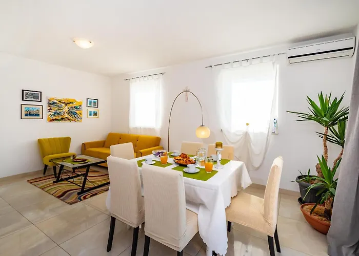 Five-bedroom In Novigrad