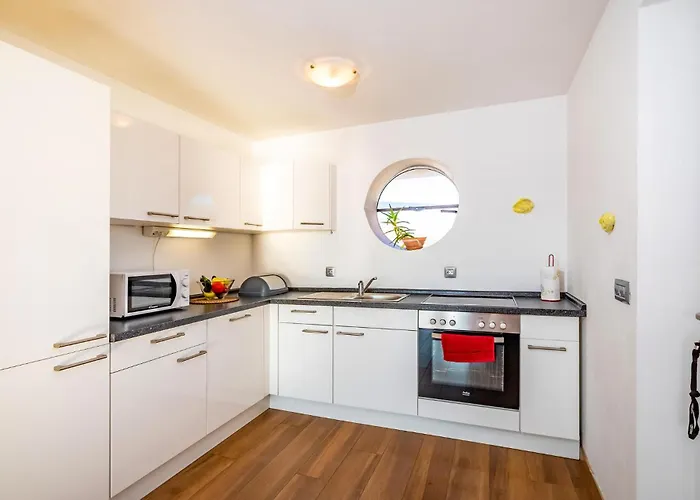 Дом отдыха Five-bedroom In Novigrad Новиград-Далмация