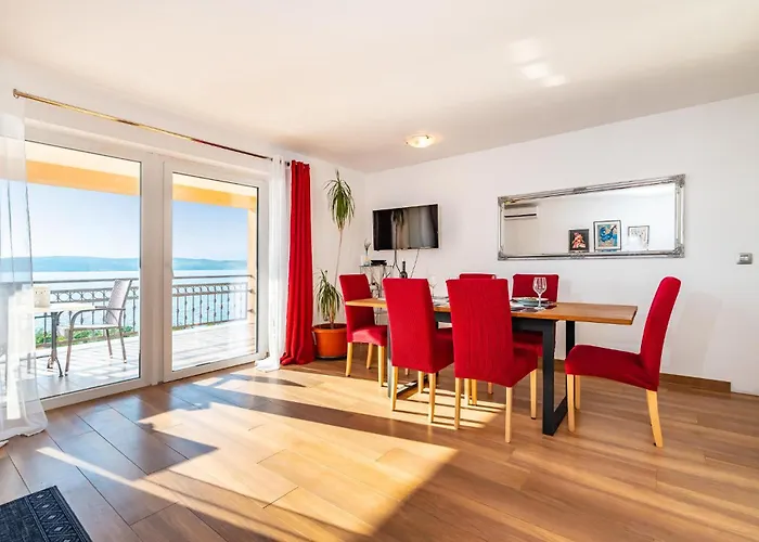 Five-bedroom In Novigrad *