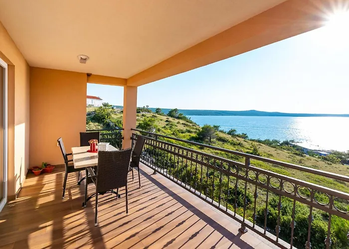 Five-bedroom In Novigrad Vikendica *